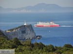Bijenkasten aan Kaap Lefkatas, daarachter een Superfast Ferry foto 3 - Lefkas (Lefkada)