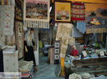 Winkel van Mavreta Arvaniti-Katopodi met geweven kleden in Karia - Lefkas (Lefkada)